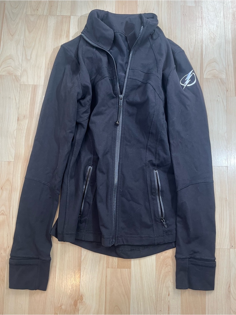 Lululemon Define Jacket a white Tampa Bay Lightning logo on the upper size 8